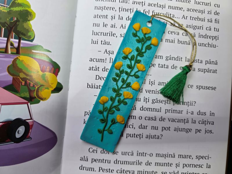 semn de carte cu flori galbene