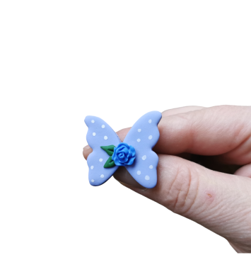 Martisor Fluture cu floare albastra