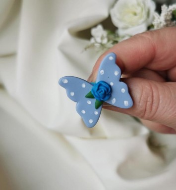 Martisor Fluture cu floare albastra