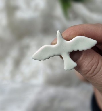 brosa martisor pasare alba