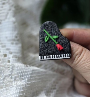 Broșă Mărțișor Pian