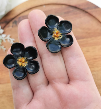 Cercei floare neagră