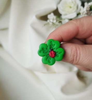 martisor trifoi lucrat manual cu buburuza