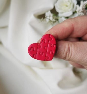 Brosa martisor inima rosie puzzle