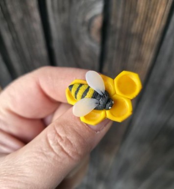 Broșă Mărtisor Albină pe fagure