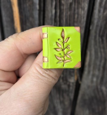 brosa martisor carte cu frunze