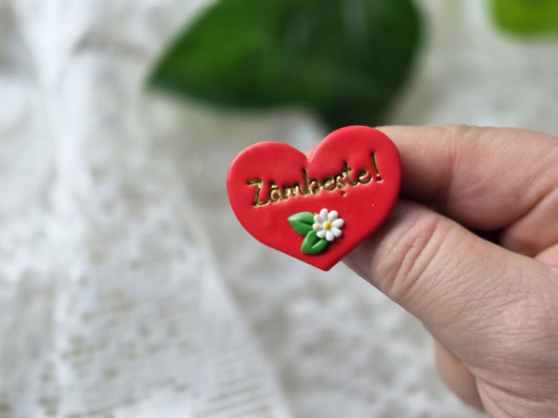 brosa martisor cu mesaj - Zambeste