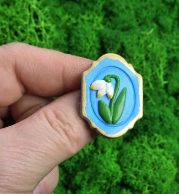 brosa martisor ghiocel pe fundal albastru