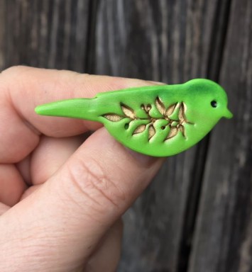 brosa martisor pasare verde cu frunze aurii