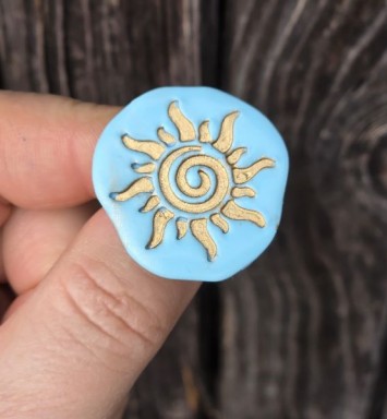 brosa martisor soare auriu