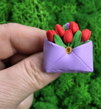 Brosa martisor plic cu lalele rosii