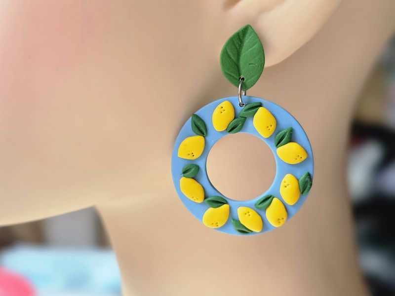 Cercei lamaie in urechi 2