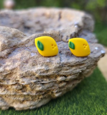 Cercei lămâie pe lobul urechii