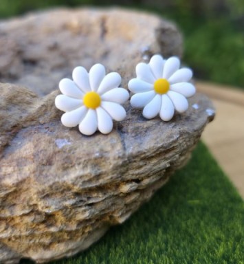 Cercei margarete mici pe lobul urechii