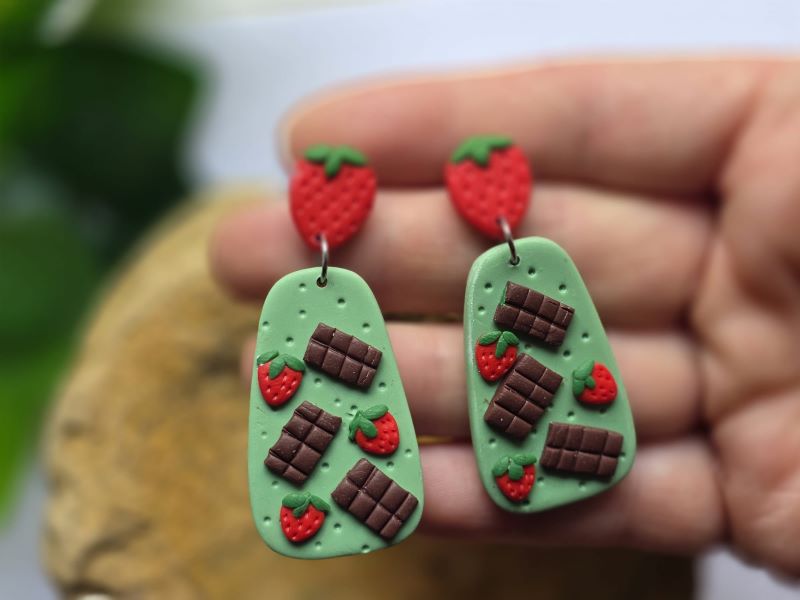 Cercei căpșuni cu ciocolată