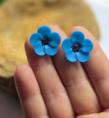 Cercei floare albastră pe lobul urechii