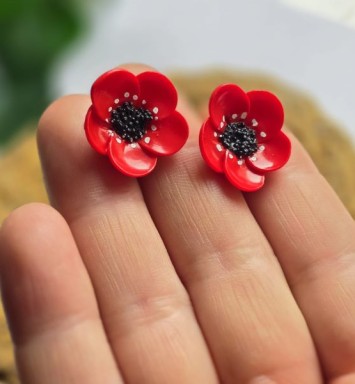 Cercei floare rosie pe lobul urechii