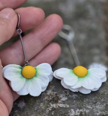 cercei floare alba cu mijloc galben