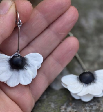 Cercei floare albă cu mijloc negru